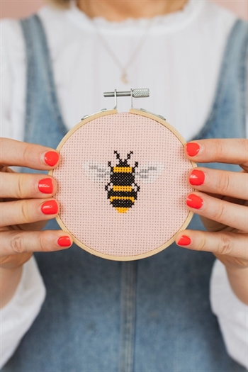 BEGINNER BUMBLE BEE CROSS STITCH KIT fra Cotton Clara